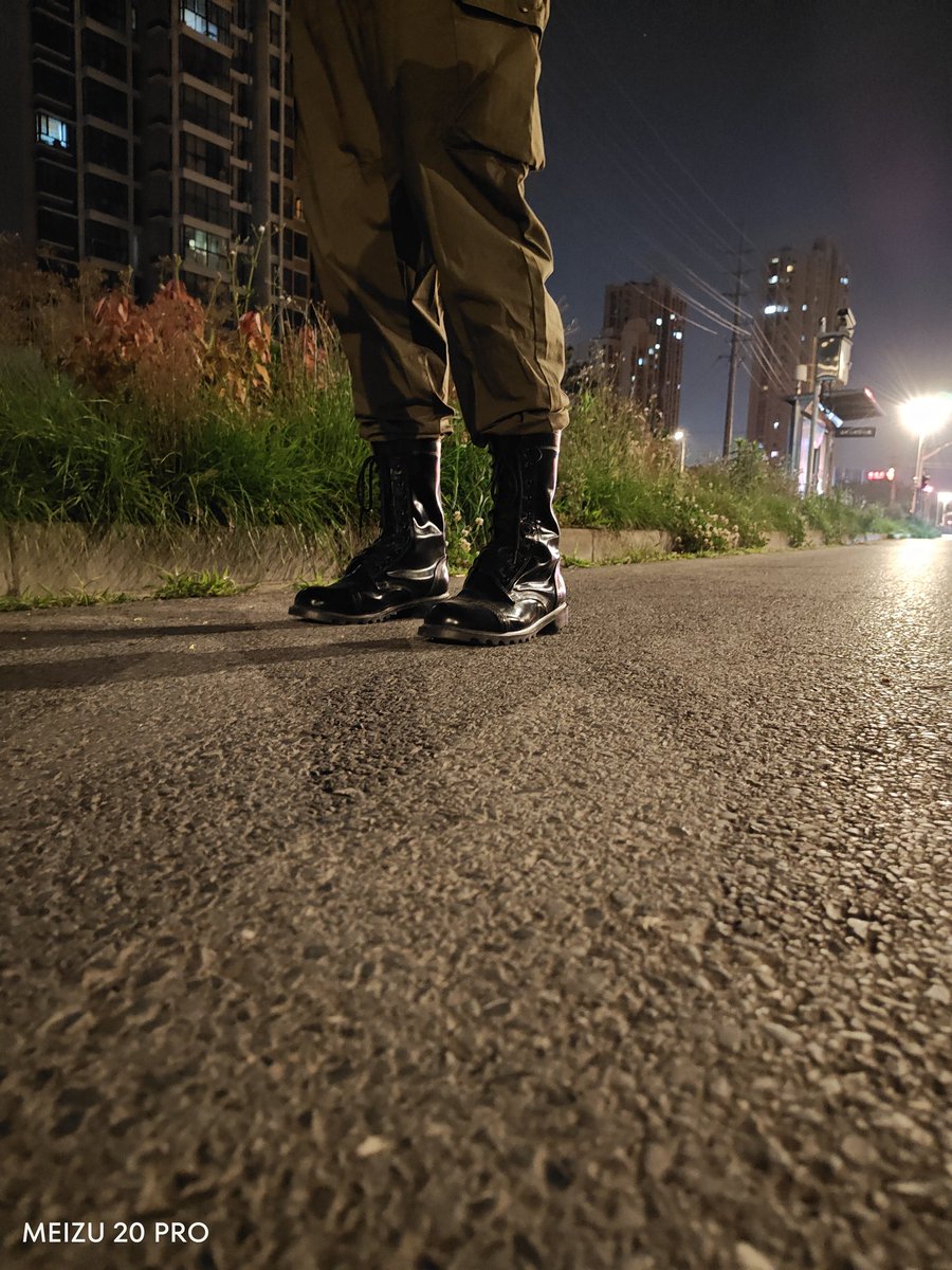 在路边跪在老子面前舔靴子 上海的奴可以伺候