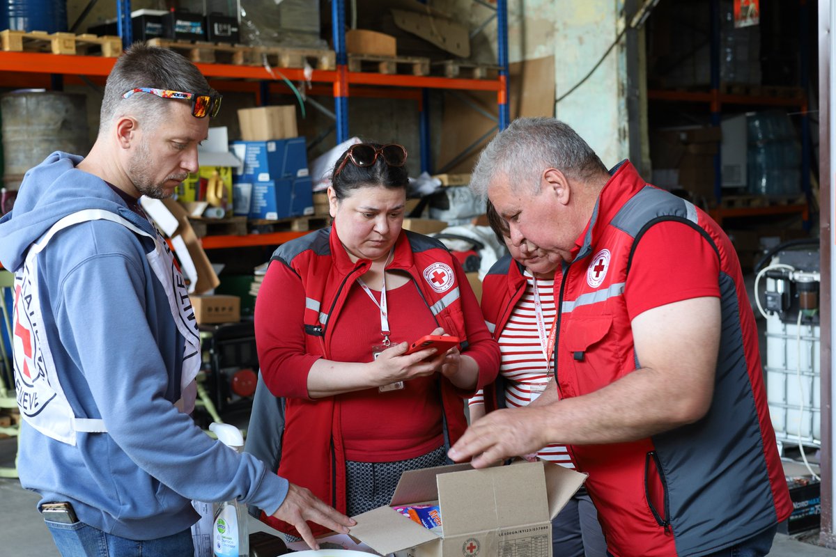 📍 Ukraine 🥫 1 000 colis alimentaires 🧼 1 000 kits d'hygiène 🛏️2 000 parures de lit Aujourd'hui, nos équipes et celles de la Croix-Rouge d'Ukraine @RedCrossUkraine ont apporté une aide indispensable à #Kharkiv pour aider ceux et celles qui ont dû abandonner leurs maisons.