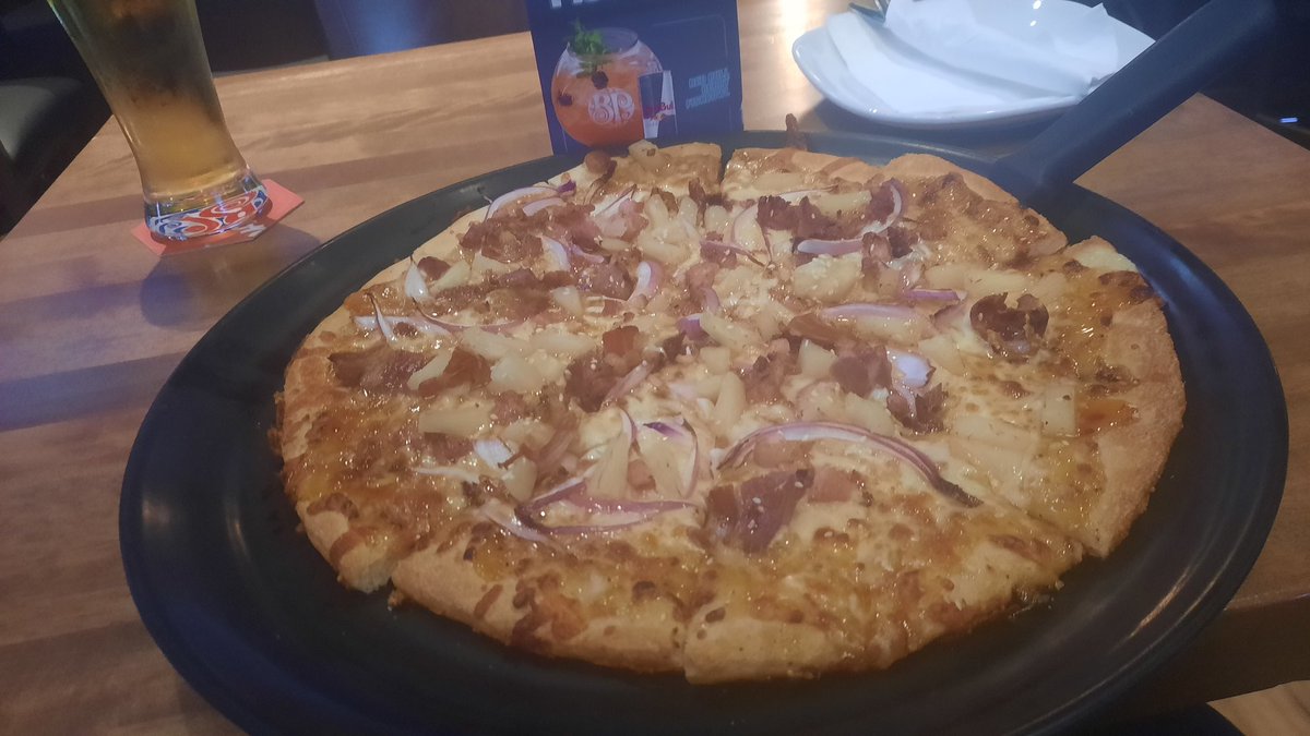 Guess where I am? 🍕 Hint: It’s the home of the most amazing Hawaiian pizza I’ve ever tasted! And trust me, I’ve tasted a lot of Hawaiian pizzas. 😄 #RoyalHawaiian #BostonPizza