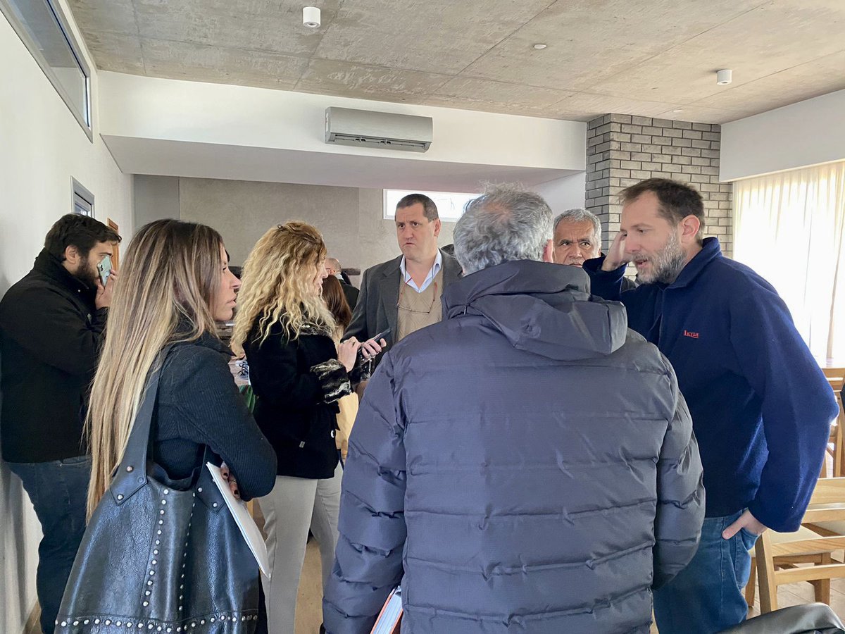 TrabajoPBA's tweet photo. La subsecretaria de Empleo, Cecilia Soiza, asistió a la Mesa de trabajo del Consejo Provincial de Educación y Trabajo en #FlorencioVarela que se realizó junto a autoridades educativas de todos los niveles, de los sectores vinculados a la producción, la industria y el trabajo. https://t.co/5rqnZnW3fQ
