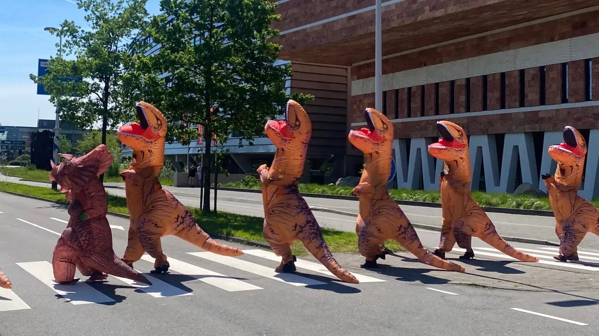 #Naturalis deed vandaag in Den Haag mee aan een ludieke actie; een dino die-in. Ze roepen de politiek op: voer het natuurbeleid goed uit! Ooit stierven dino's uit. Ze wisten toen niet wat hen overkwam, wij nu wel! 
#Dagvandebiodiversiteit #formatie #regeerakkoord
