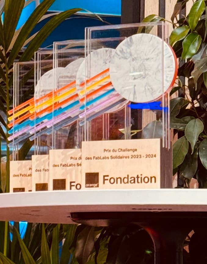 👏 Bravo à Xavier et Lucy, membres de LocoProd, et gagnants du prix coup de cœur de la @FondationOrange avec le fauteuil Handidanse ! 🏆 La remise du prix a eu lieu ce matin à @VivaTech ! Pour en savoir plus sur le projet 👉 oran.ge/4dQ3384