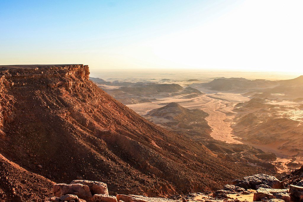 #LeSaviezVous ? Entre 8 000 et 4 000 avant notre ère, le #Sahara était une savane à la végétation luxuriante... 😮 Et c’est grâce à de 𝓯𝓪𝓾𝓼𝓼𝓮𝓼 hypothèses qu’on est parvenu à cette conclusion ! Découvrez cela dans notre dernière #anecdote ! arti.ps/293