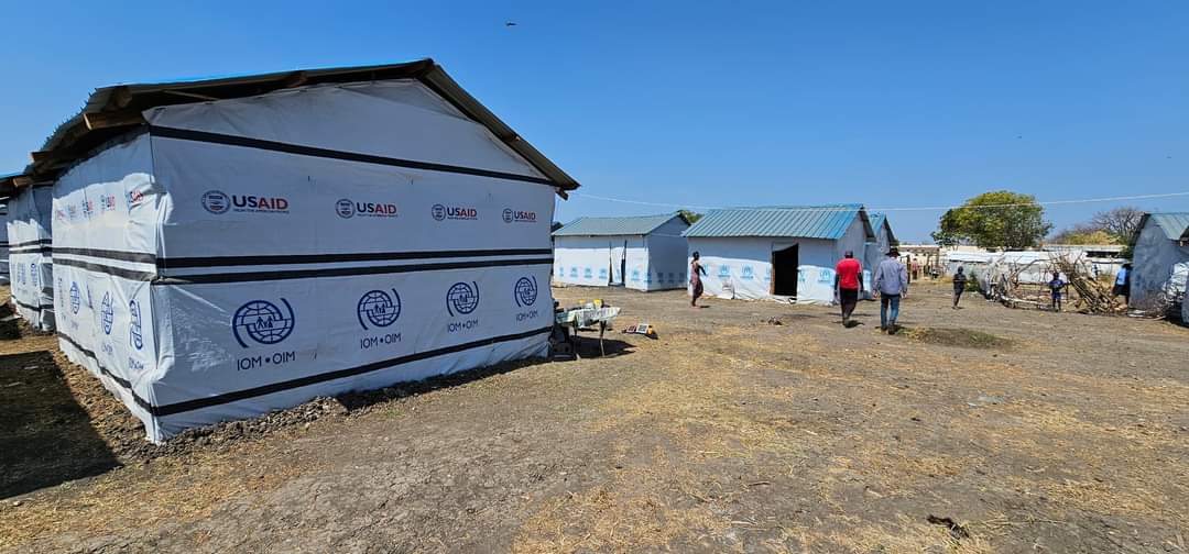 Together with @UNHCRSouthSudan, we handed over newly constructed transitional shelters to displaced communities in Malakal. These safe, secure and dignified shelters will cater to the accommodation needs and support their re-integration. @USAIDSouthSudan