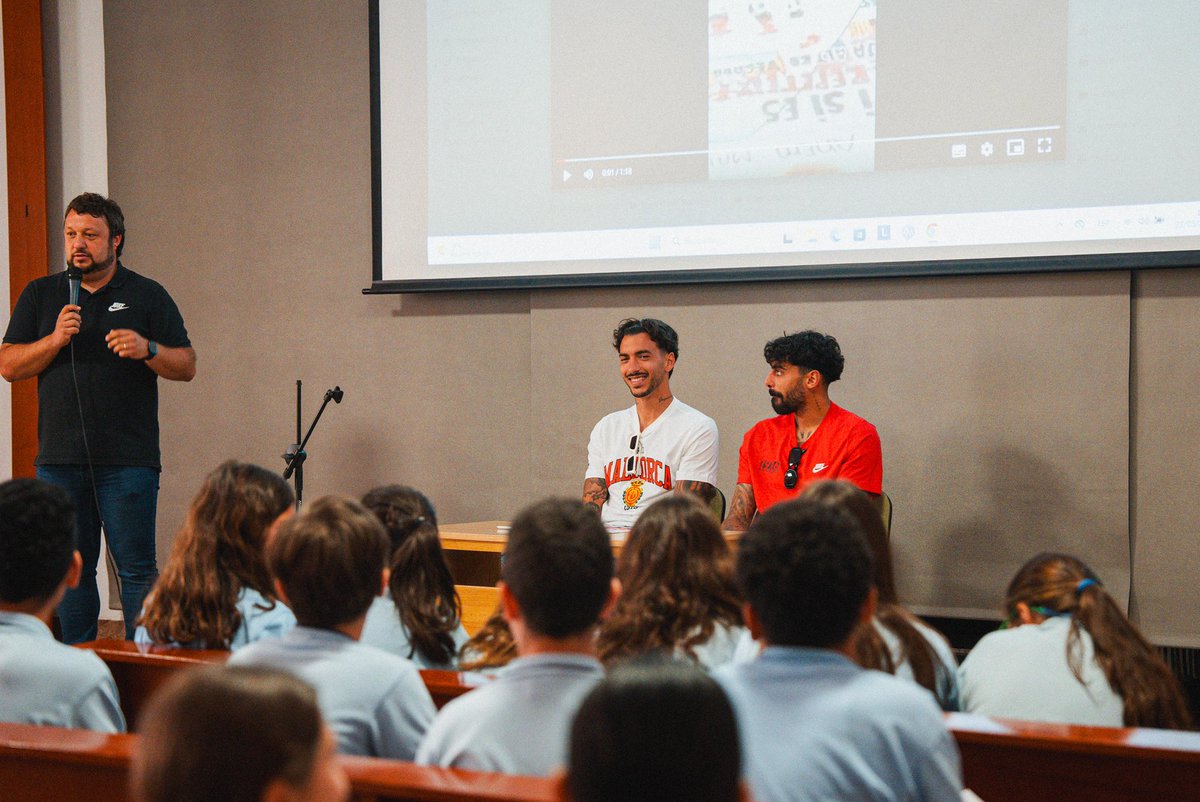 RCD_Mallorca's tweet photo. Antonio Sánchez y Samu Costa visitan el colegio Jesús María de Palma. 

Es el premio por el dibujo ganador del concurso que el club organizó para motivar al primer equipo de cara la final de la Copa del Rey. 

👉🏻 https://t.co/UrVd2slFR7 https://t.co/8MTzDGLpJW