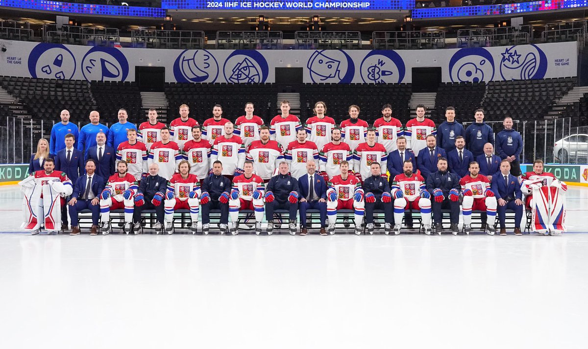 TÝM! 🇨🇿

📸 Společné focení před čtvrtfinálovým utkáním máme za sebou! ✅

#MensWorlds #narodnitym #ceskyhokej