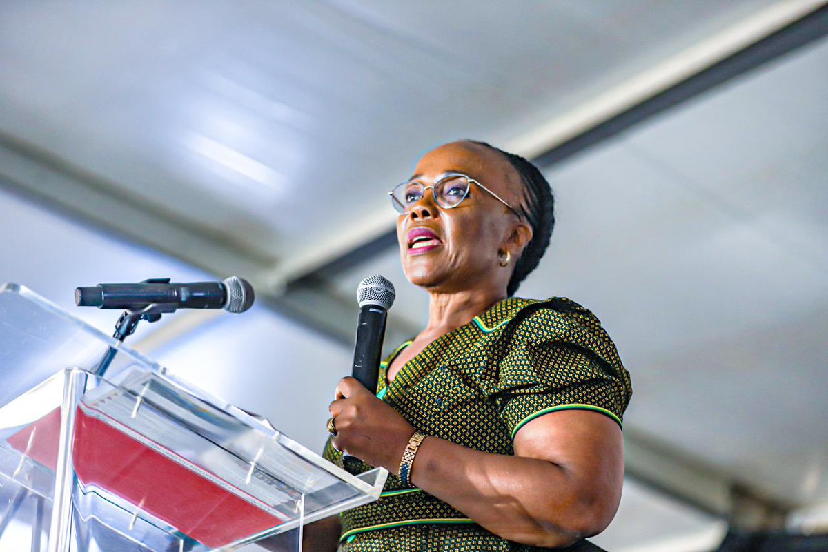 Dotransport's tweet photo. “We have chosen to extend the road to the Oshoek border post by an extra 10 kilometers, making it a 4-lane road in both directions. This was made due to the heavy congestion of trucks on the road, as well as to create new job opportunities for the youth of SA." #SANRALRoads https://t.co/1vWc7Kk1Lh