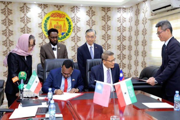 Good news coming from #Taiwan in #Somaliland with the signing of an agreement between Somaliland & @Taiwan_SLD to establish a National Data & Cyber Security Center. We may criticise, but we criticise in order to see improvement & this agreement deserves praise. The work