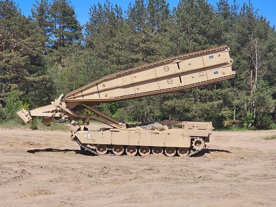 ArmouredSapper's tweet photo. Titan AVLB operating alongside its sister bridgelayer from across the pond the M1074 JABS during a recent NATO exercise in Poland. 🇬🇧🤝🏻🇺🇸

The Titan AVLB is @3rdUKDivision’s primary assault bridging vehicle which enables MBTs and other vehs to cross rivers/ditches.

📸 D. Nichols https://t.co/iAwAUp37Zj