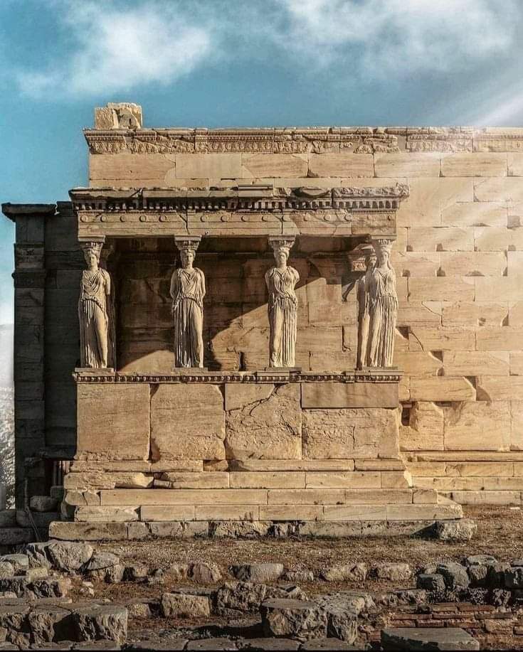 🟦The Porch of the Maidens, Caryatids, south wall of the Temple of Athena Polias, known as 'Erechtheion' Around 430-420 B.C Acropolis of #Athens.