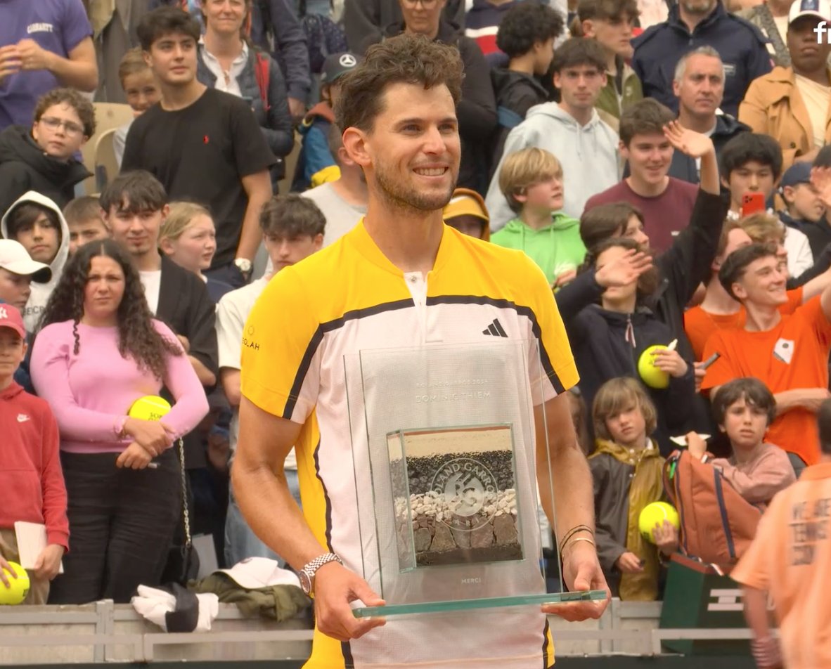 WeAreTennisFR's tweet photo. Au revoir Dominic Thiem 🫶

Pour son dernier Roland-Garros, l'Autrichien a eu droit à un hommage particulier sur le Court Suzanne-Lenglen https://t.co/rBVNeJwCSy