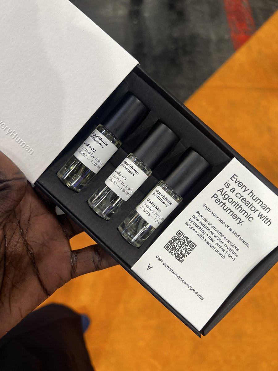 diallo_mm's tweet photo. Cette machine vous fabrique votre propre parfum grace à série de questions response et leurs algorithmes 😂
Amnaci samay parfum mane 😂
#vivatech #kebetu https://t.co/pH0CehVcV9
