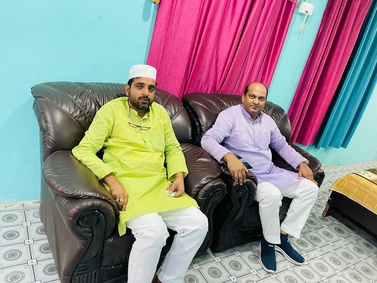 आज मेरे मोतिहारी रघुनाथपुर स्थित आवास पे राष्ट्रीय जनता दल युवा दिलों की धड़कन कदावर नेता सह एमएलसी जनाब कारी शोहेब साहब जी का आगमन हुआ पूर्वी चंपारण लोकसभा सहित कई सारी समाजिक मुद्दे और वर्तमान समय में चंपारण में हो रहे चुनाव पर चर्चा हुई!