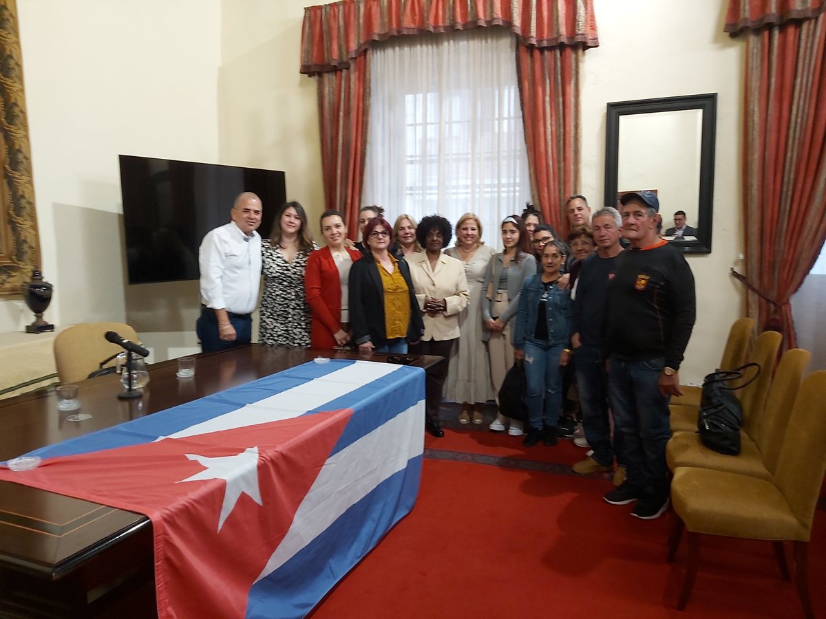 .<a href="/AnaTeresitaGF/">AnaTeresita González</a>, directora general de Asuntos Consulares y Cubanos Residentes en el Exterior,  sostuvo un fructífero intercambio con connacionales  residentes en La Palma, Canarias.

Dialogaron sobre temas de interés y posibles apoyos identificados con el Cabildo de Las Palmas