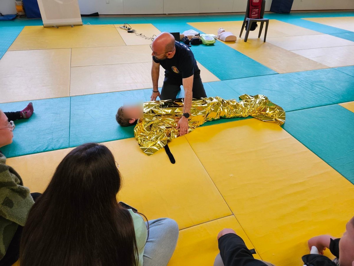 PoliceNat59's tweet image. #Protéger
Sébastien, policier à Douai, est intervenu auprès de 15 judokas du dojo de #Denain afin de les sensibiliser aux gestes qui sauvent.
#UtileAuxAutres