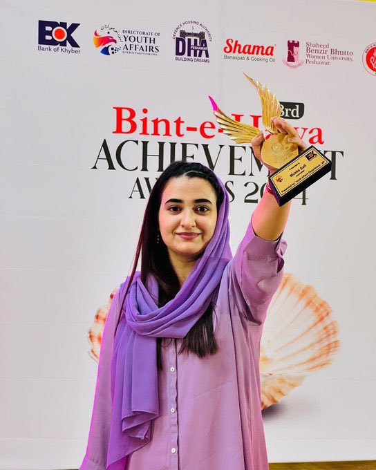 Congrats to you for your amazing achievement!🇦🇫 Afghan women are so braver and more intelligent. Muska Safi Afghan woman journalist who working with VOA received Bing-e-Hawa award for her hard working journalism. #LetAfghanGirlsLearn #WomenRights #UN