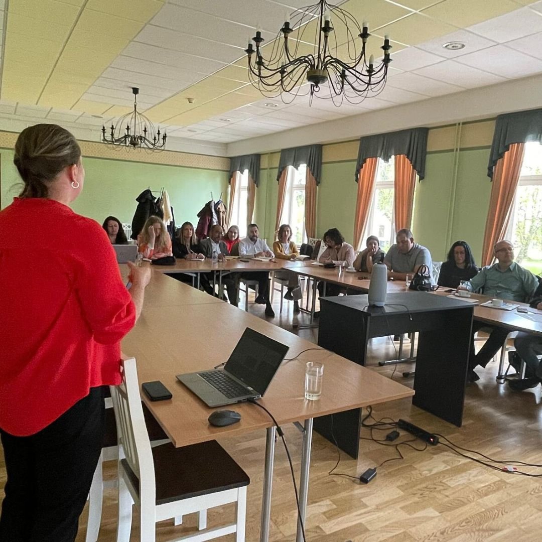 🏘️🔍@ConsorcioZonaMe viaja a Estonia para conocer sus políticas de despoblación, así como la perspectiva rural o #ruralproofing aplicada a su legislación El grupo LEADER navarro participa en un intercambio de experiencias entre varios países 🇪🇪🇪🇸🇮🇪🇧🇬 tinyurl.com/24scva6t