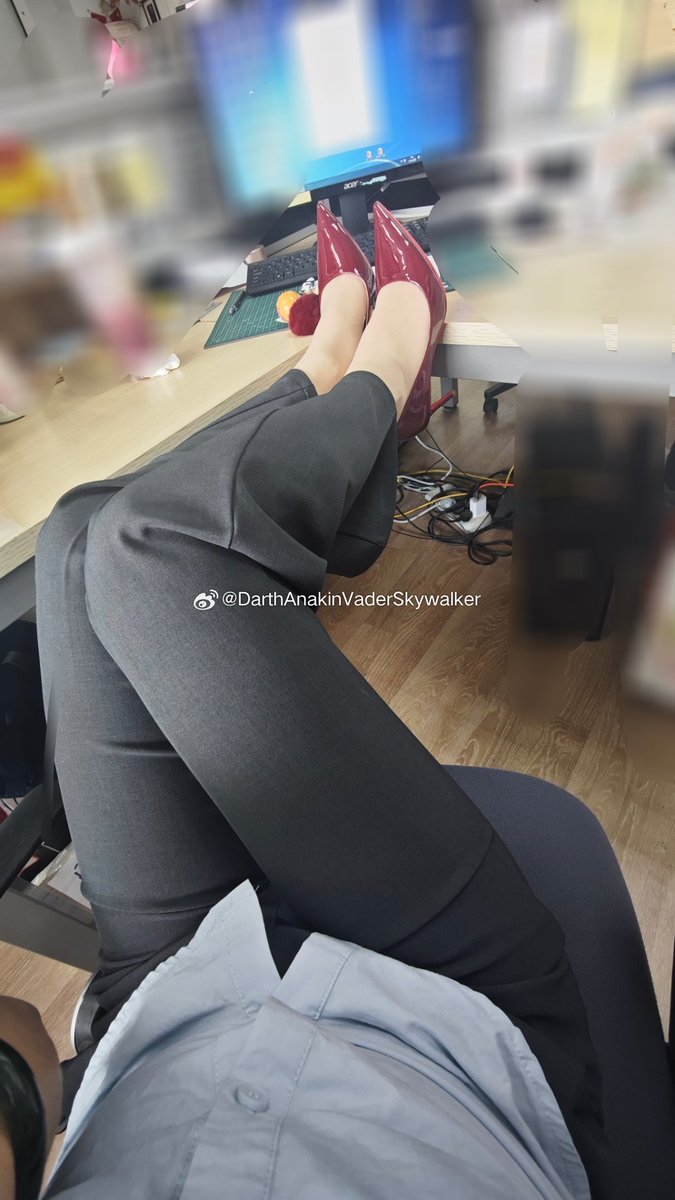 FacesDent's tweet photo. #丝袜 #原味 #原味丝袜 #肉丝 #高跟鞋 
OL外勤妹子一天下来的袜底非常漂亮，特别是职业装搭配酒红色细跟尖头，这个buff你就说顶不顶？ https://t.co/9vWzOfVxQX