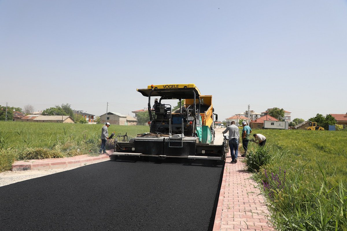 KaratayBelediye's tweet photo. 🚧İlçemizde yol altyapısını güçlendirmek için asfalt seferberliğimizi sürdürüyoruz.

🎤 Hasan Kılca, ❝Yeni asfalt sezonunda da yol çalışmalarımızda yoğun bir iş planını sahada uygulamaya devam ediyoruz.❞

Haberin devamı👇🏻
https://t.co/qCmSZz3bm2 https://t.co/Me5MMcwBFA