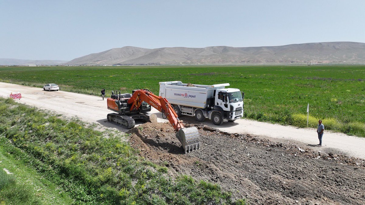 KaratayBelediye's tweet photo. 🚧İlçemizde yol altyapısını güçlendirmek için asfalt seferberliğimizi sürdürüyoruz.

🎤 Hasan Kılca, ❝Yeni asfalt sezonunda da yol çalışmalarımızda yoğun bir iş planını sahada uygulamaya devam ediyoruz.❞

Haberin devamı👇🏻
https://t.co/qCmSZz3bm2 https://t.co/Me5MMcwBFA