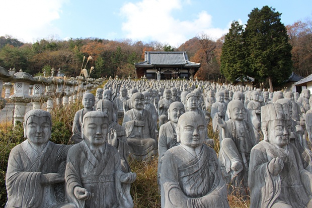 太陽公園　兵庫県姫路市

兵馬俑　五百羅漢　イースター島のモアイ
マーライオン　万里の長城　凱旋門　天安門広場
ピラミッドとスフィンクス　マチュ・ピチュ遺跡
磨崖仏　双塔寺　鶏足寺　白鳥城

ロケ地
・勇者ヨシヒコ 導かれし七人
・牙狼-月虹ノ旅人-
・斉木楠雄のΨ難
・映画『ルパンの娘』 など