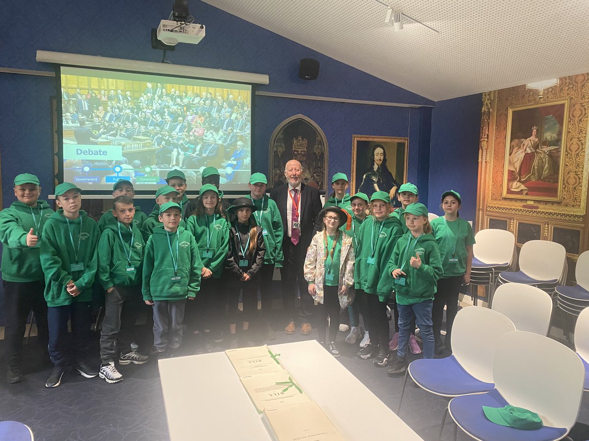 Year 6 really enjoyed meeting Andy McDonald, thank you for answering all our questions. @AndyMcDonaldMP @AETAcademies @CaldiY6