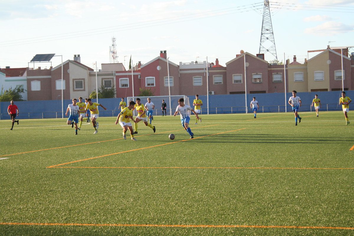 ValencinaFC's tweet photo. 📸 | Imágenes del partido de nuestro Juvenil vs Pilas, realizadas por Mariló en el último partido de la temporada en casa. Gracias a todos por el apoyo y por el ambiente que vivimos, lo mejor está por llegar. ¡Os esperamos este domingo en Puebla! 🏟️⚽️
#VaaSuceder https://t.co/BhHo3EHsjg