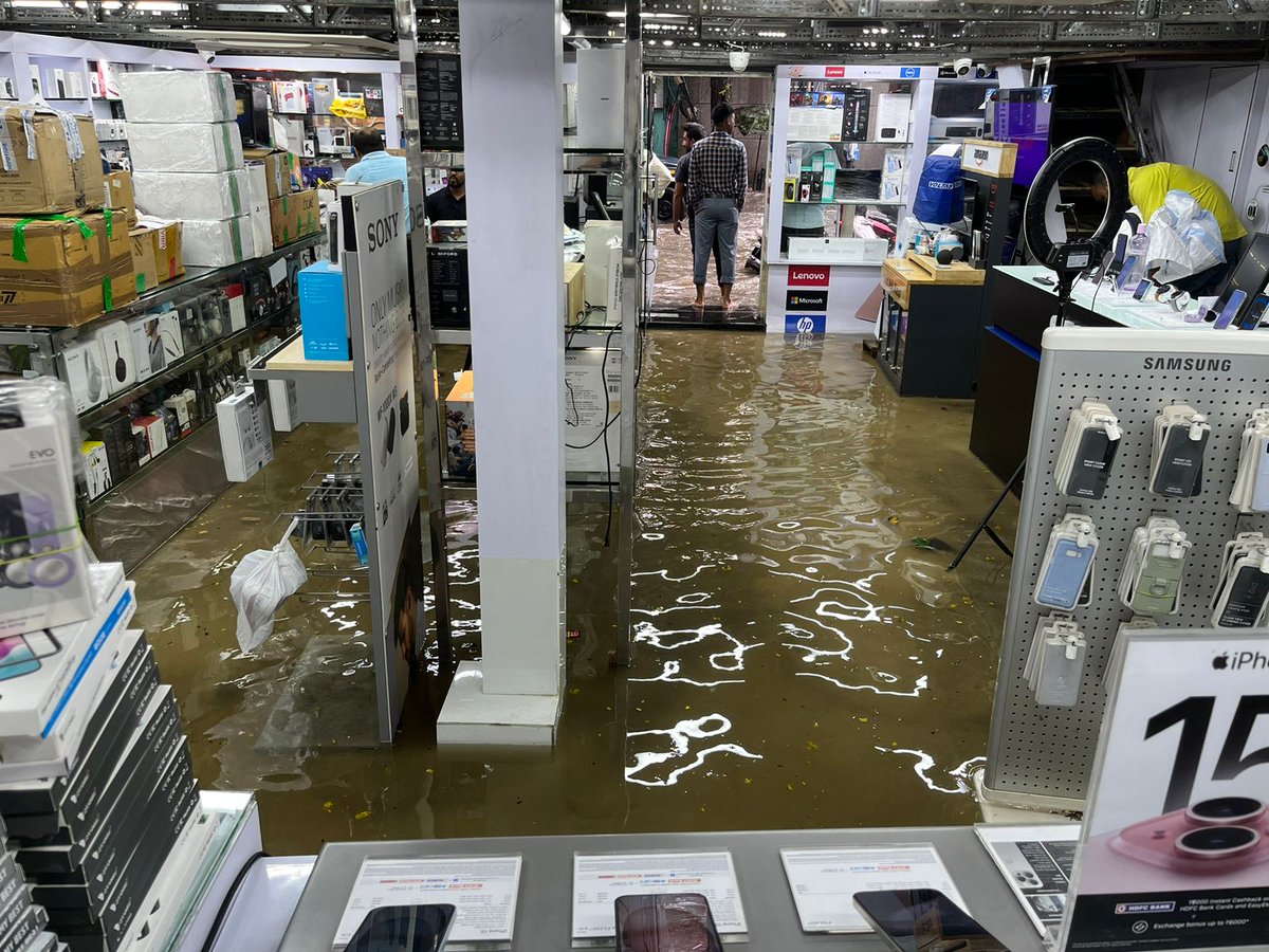 MohanBajoria's tweet photo. @kmc_kolkata A 45-minute heavy rain has caused severe waterlogging, flooding the entire Shakespeare Sarani, Kolkata. Many outlets are submerged in water. 
#Kolkata #WaterLogging #KolkataMunicipalCorporation #MonsoonTroubles https://t.co/vINtyYrca5