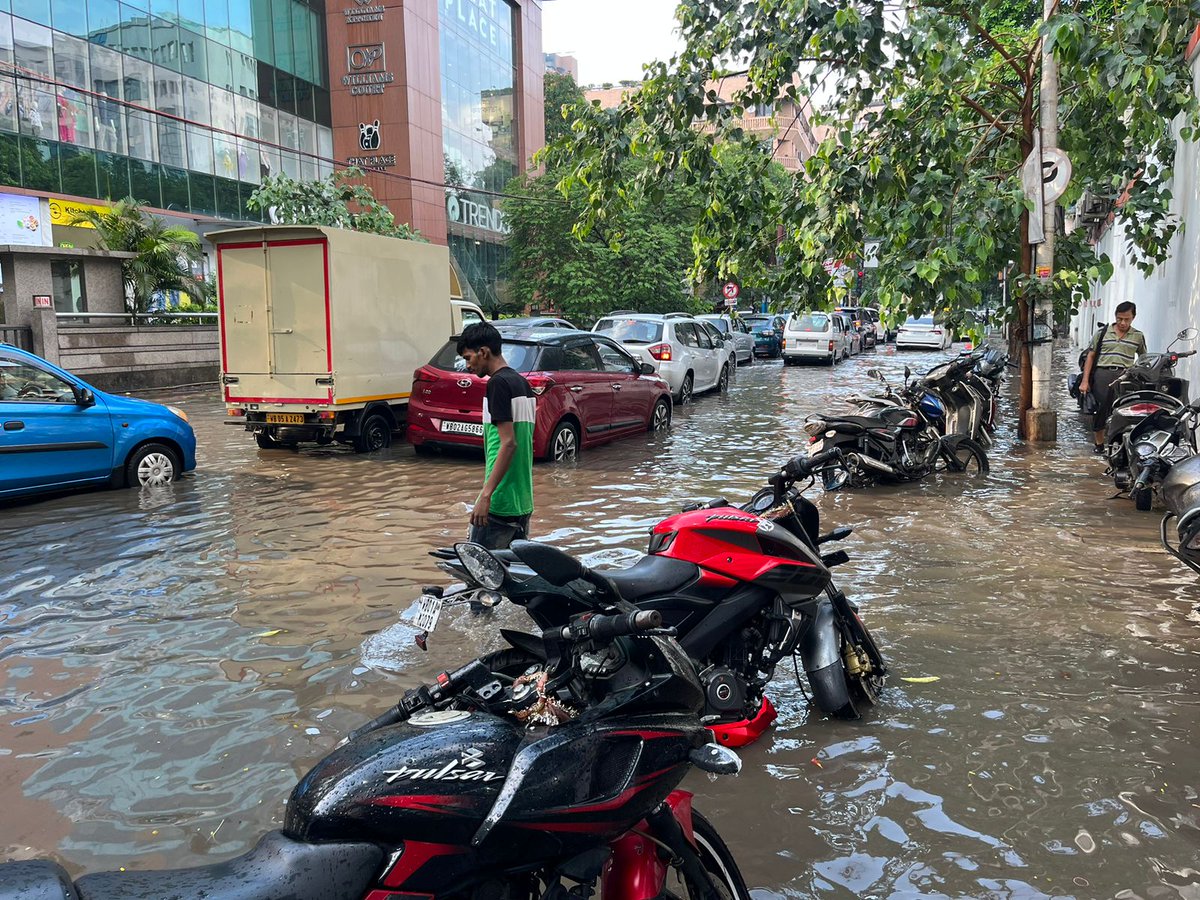 MohanBajoria's tweet photo. @kmc_kolkata A 45-minute heavy rain has caused severe waterlogging, flooding the entire Shakespeare Sarani, Kolkata. Many outlets are submerged in water. 
#Kolkata #WaterLogging #KolkataMunicipalCorporation #MonsoonTroubles https://t.co/vINtyYrca5
