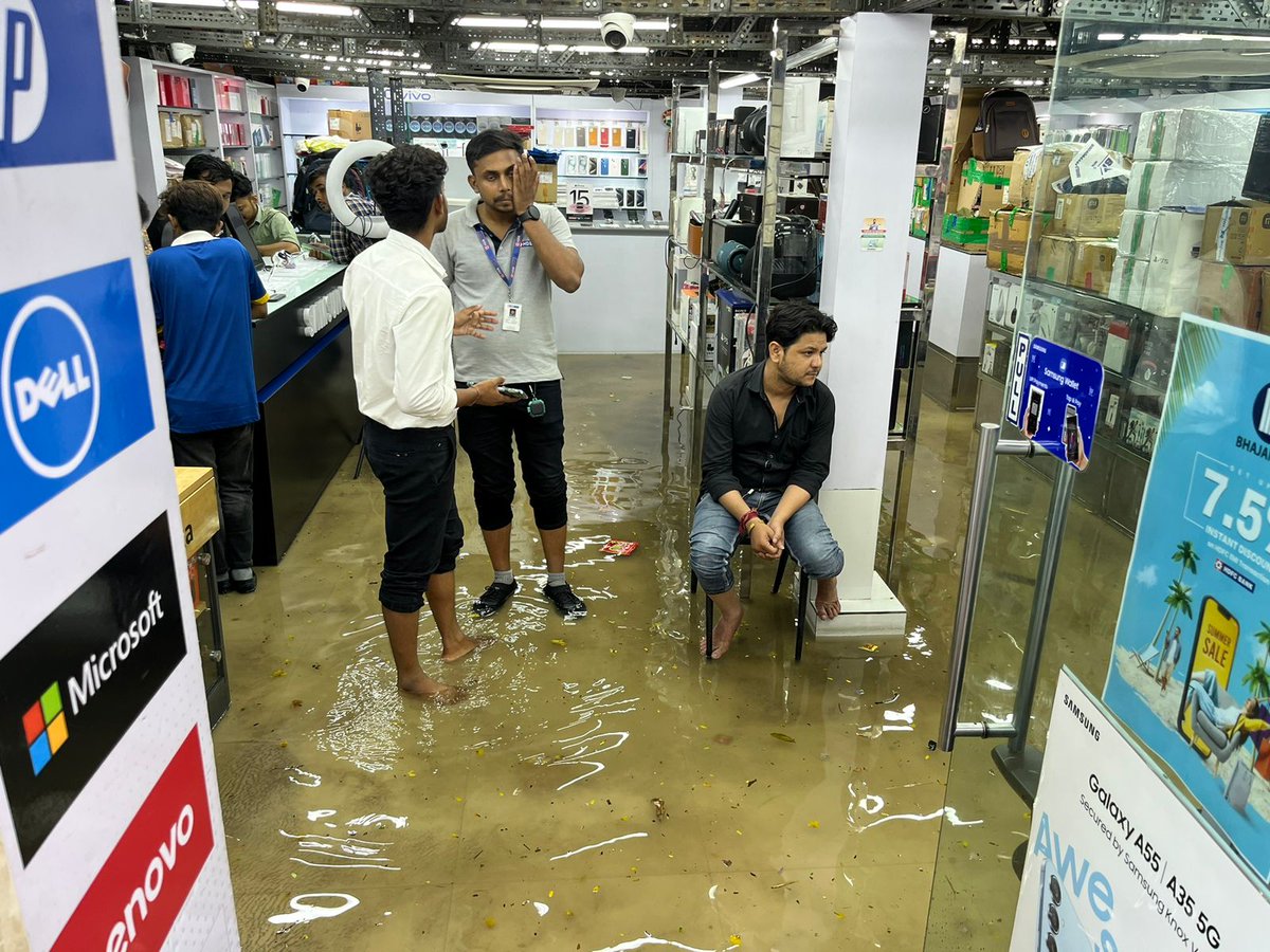 MohanBajoria's tweet photo. @kmc_kolkata A 45-minute heavy rain has caused severe waterlogging, flooding the entire Shakespeare Sarani, Kolkata. Many outlets are submerged in water. 
#Kolkata #WaterLogging #KolkataMunicipalCorporation #MonsoonTroubles https://t.co/vINtyYrca5