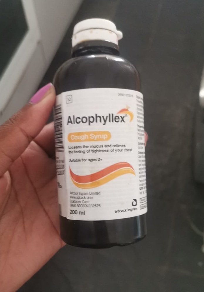 Miz_Ruraltarain's tweet photo. TIP OFF : DEAR PARENTS PLEASE  BE VIGILANT !! 
Parents check your children bedrooms and their schoolbags. Children are mixing alcophyllex cough syrup + anti-depressant tablet + Sprite. it's a drug amongst their peers. https://t.co/YZveZXNQoc