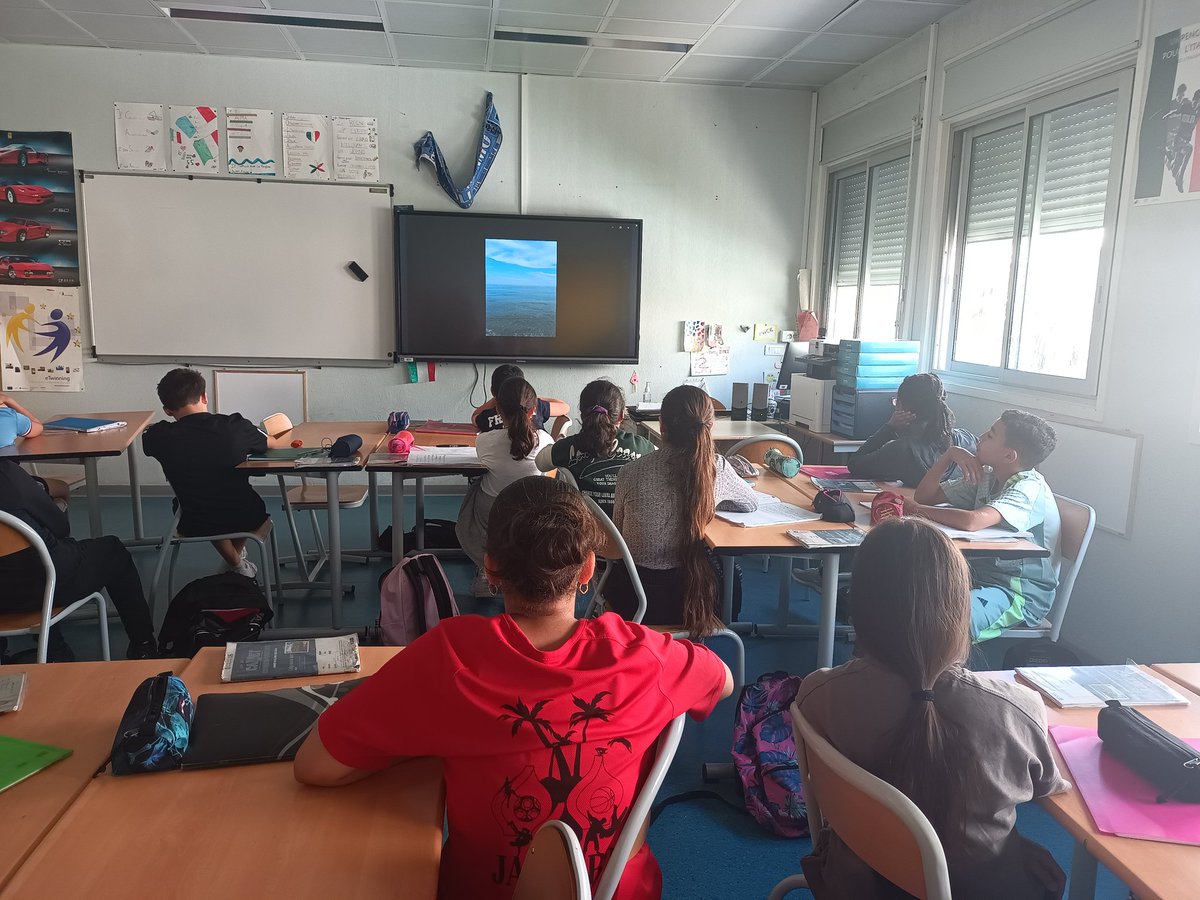 CutronaGisele's tweet photo. Visio entre les élèves de 6eme italianistes de @College_Jaubert et les correspondants italiens de prima de Celle ligure🇮🇹🇫🇷🇪🇺 pour préparer leur venue. Donner du sens aux apprentissages en classe de langues @AcademieNice @ItalienAcNice https://t.co/lIY1MrR11z