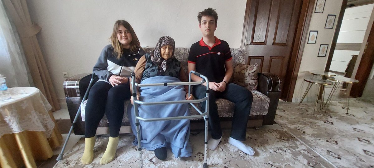 KesanBahcesehrK's tweet photo. Anadolu Lisesi Girişimcilik kulübü öğrencilerimizin  başlattığı kapak toplama kampanyasına kampüsümüzün tüm kademelerindeki öğrencilerimizin yoğun katılımıyla Keşan Engelliler derneği yetkililerine teslim ettiğimiz kapaklar sonucunda alınan Yürüteç ihtiyaç sahibine teslim edildi. https://t.co/r7TuNQNNoh