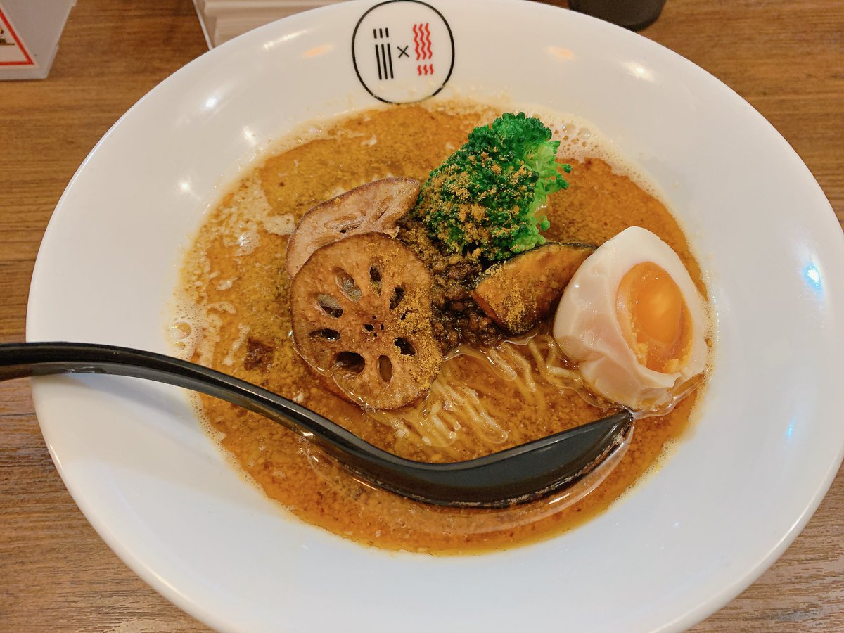 親不孝の担々麺のはこにて5月限定のカレー担々麺🍜＋ちょこっとご飯🍚

汁なし担々麺と迷ったけど、カレー担々麺で大正解🙆‍♂️めちゃくちゃ美味い😋
おすすめの辛さ2、痺れ1も👍

さすがバークレー先生も訪れる店だ🤔

さて、帰宅して夜ご飯食べなきゃ😇