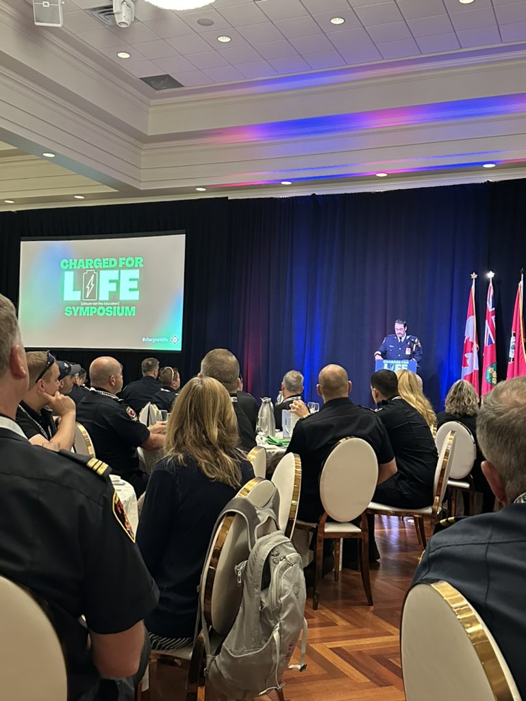 #charged4life symposium today w/@jonpeggOFM @ONFireMarshal & 500 attendees from Ontario’s Fire Sector to discuss challenges w/ Lithium-Ion batteries 🔋@oakvillefire @townofoakville @ONFireChiefs #SafetyScience