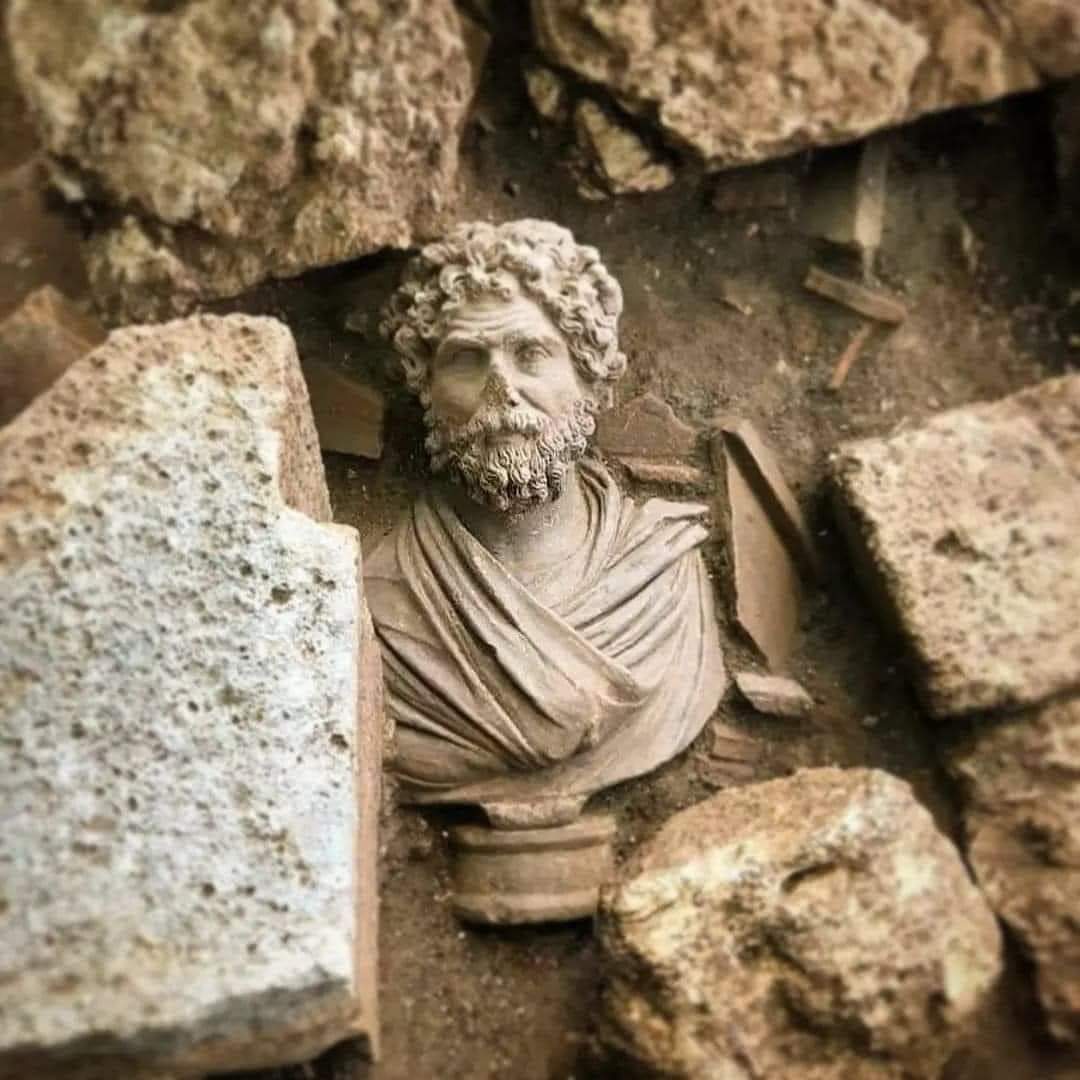 Türkiye'de Mersin'in Mezitli ilçesine bağlı Soli Pompeiopolis antik kentinde yapılan kazılarda 1.700 yıllık Roma büstü ortaya çıktı.