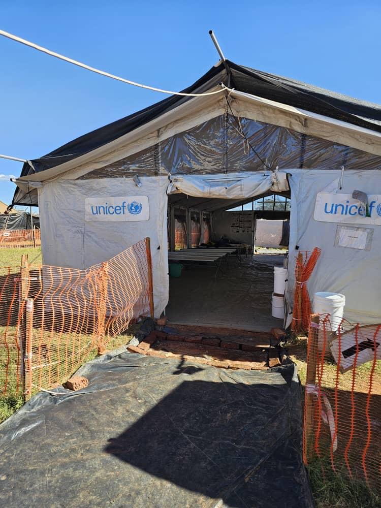 UNICEFZIMBABWE's tweet photo. Kadoma City refurbished cholera beds from previous outbreaks @ provided companion beds, ensuring mothers can stay comfortably w/ their children during admission. Thanks to @MoHCCZim w/ @UNICEFZIMBABWE's support since 2010. 🫶 #HRFzim @UKinZimbabwe @IrlEmbPretoria @gavi @euinzim https://t.co/cRSh2jmhRf