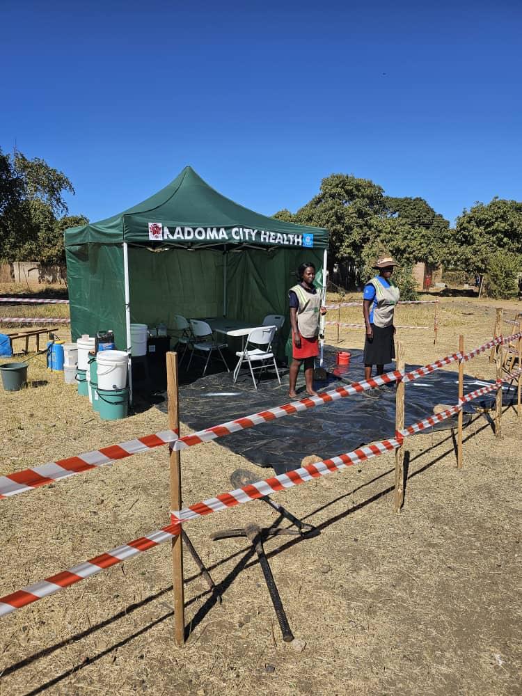 UNICEFZIMBABWE's tweet photo. Kadoma City refurbished cholera beds from previous outbreaks @ provided companion beds, ensuring mothers can stay comfortably w/ their children during admission. Thanks to @MoHCCZim w/ @UNICEFZIMBABWE's support since 2010. 🫶 #HRFzim @UKinZimbabwe @IrlEmbPretoria @gavi @euinzim https://t.co/cRSh2jmhRf