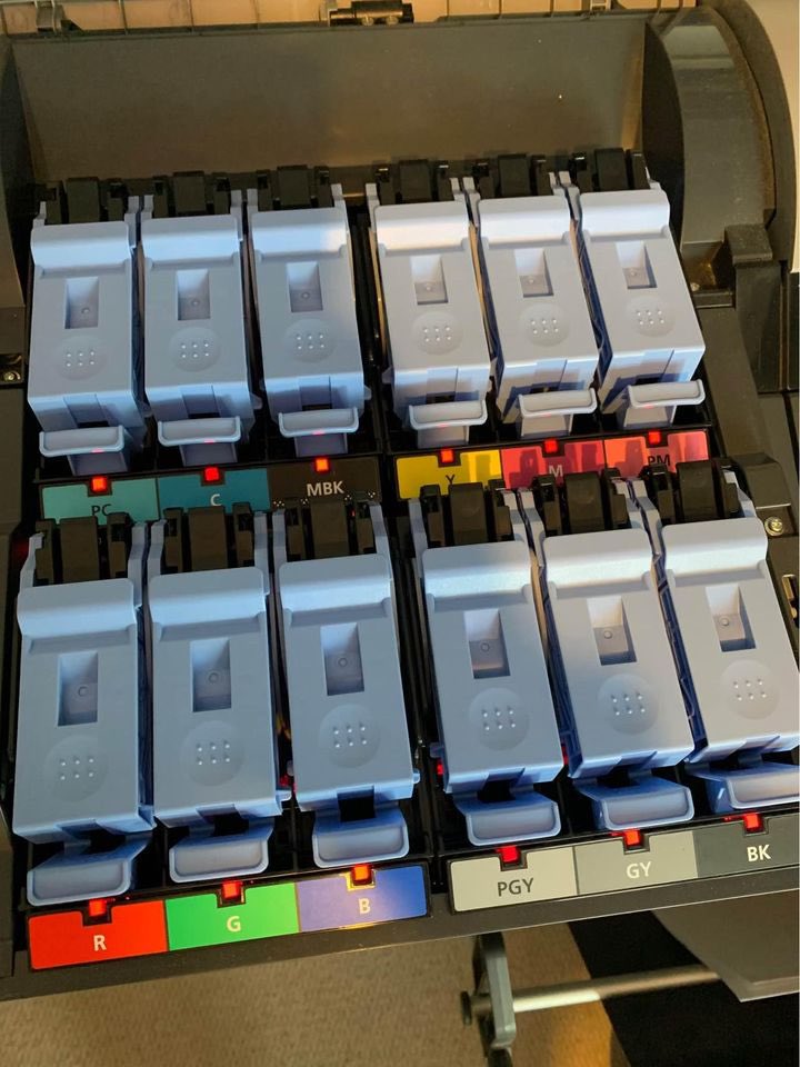 altmovieposters's tweet photo. We’ve decided to give our old large format printer away to one of you guys for free instead of selling it. If you need a large format printer (Canon IPF6400 with new heads and inks) and can collect it from Epsom - and promise to use it to print art! - hit us up. 🤙 https://t.co/KKzKWncc2U