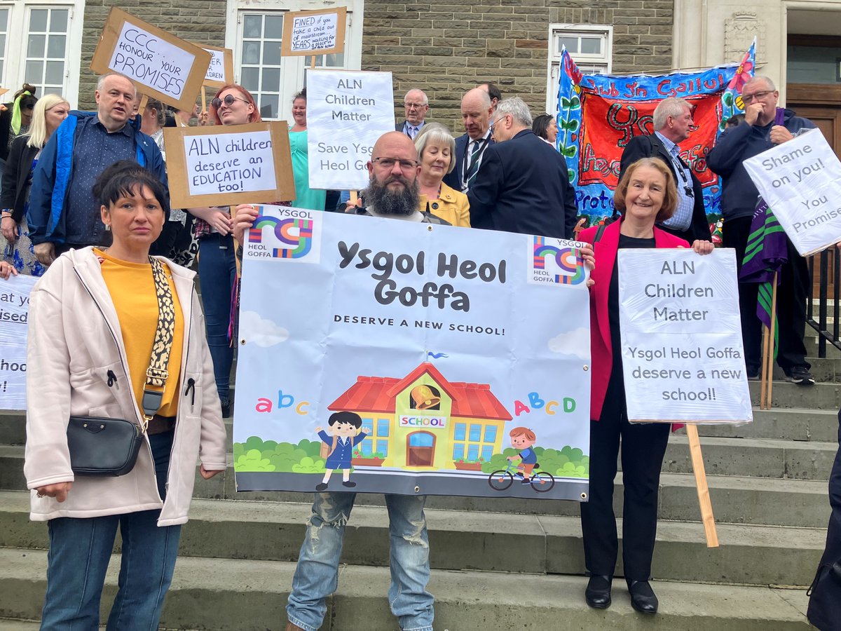 Ysgol Heol Goffa deserves a new school! That’s the emphatic message sent to Carmarthenshire County Council decision makers at this morning’s demo outside County Hall. A big thank you to everyone who came along to show support for the school and make their voices heard.