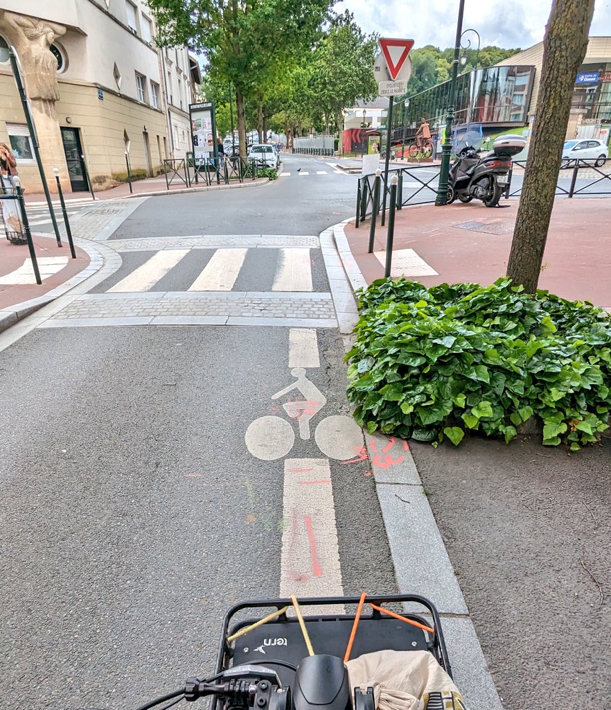 L'intention était louable, mais le mieux c'était probablement de ne pas faire de marquage horizontal pour le DSC. Le marquage en lui-même est plus large que la voie 😂

(Ça se passe à <a href="/VilleDeClamart/">Ville de Clamart</a> AKA Bagnoland. Avec quand même de belles surprises récemment, j'y reviendrai...)