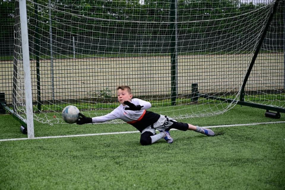 We have some spaces left on our May half term holiday GK course. 

🗓️4 day course
⏰ 10am - 3pm
🧤Improve your technique 
🥅 Shot Stopping 
😃 Have lots of fun
🤝 Meet new friends

Book ➡️ onegloveacademy.com/product/may-ha…

#trainplaywearone <a href="/TheOneGloveCo/">The One Glove Co</a>