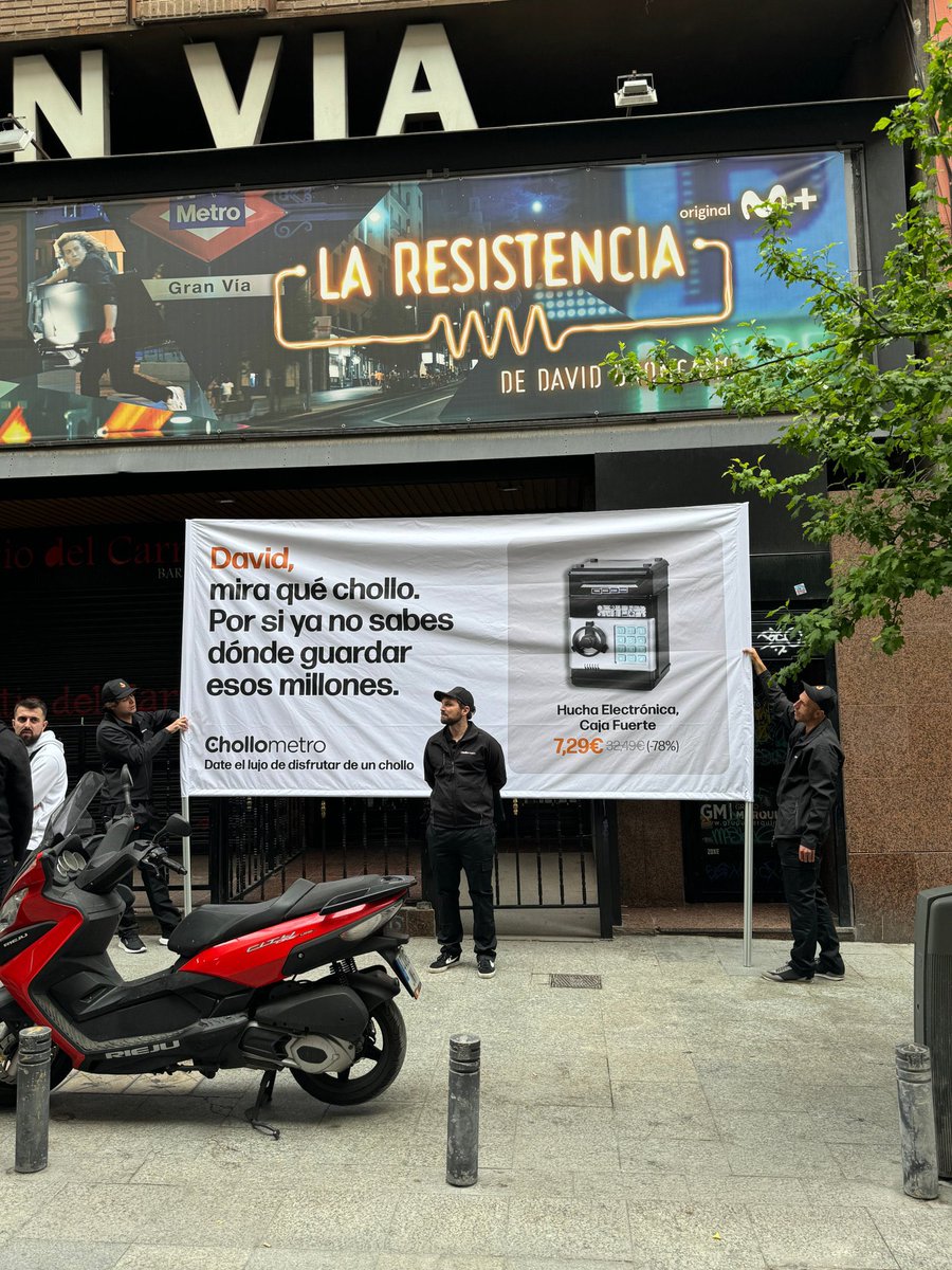 wallstwolverine's tweet photo. Lona de Chollometro en la puerta del programa de David Broncano, La Resitencia: https://t.co/eZ7epeXoNg