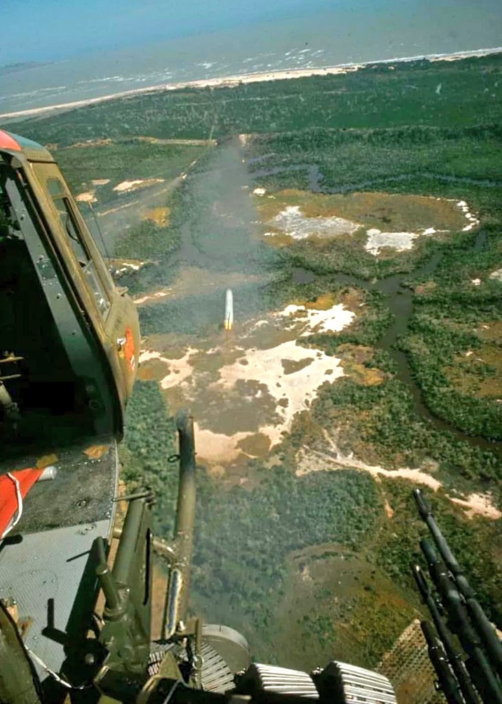 Vrtulník odpaluje rakety, Vietnam 1965
Vrtulník Huey (UH1) odpaluje 2,75palcové rakety severně od Vingtao ve Vietnamu.
(Foto © Tim Page/CORBIS/Corbis přes Getty Images)⬇️