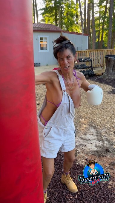 🥊 Crushing the heavy bag. More here:  https://t.co/mqvFTqoQ3W  https://t.co/KKwQdsucQd https://t.co/