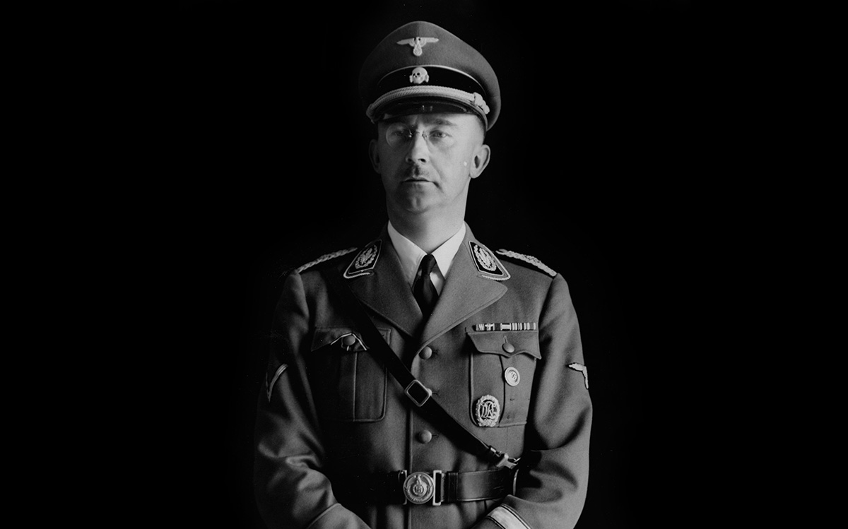 22.05.1945 r. - na punkcie kontrolnym w Meinstedt koło Bremervörde, posługując się dokumentami na nazwisko Heinricha Hitzingera, zostaje aresztowany Heinrich Luitpold Himmler.

Niestety - nie został dobrze przeszukany.