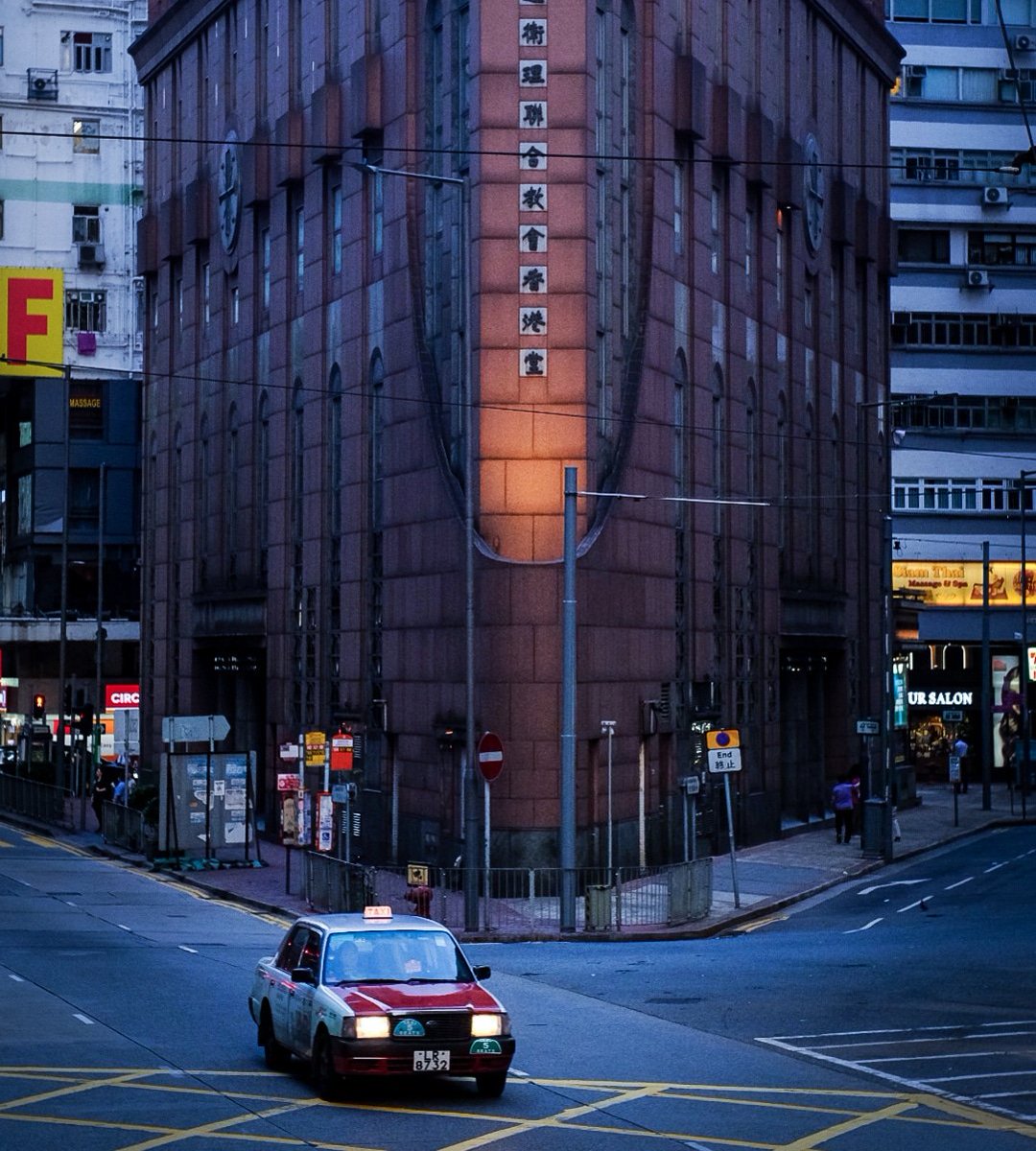 the brick...🚕✨#hkig #nightcity #hkiger #streetphotography #neonlights #taxi #nightlife #hongkonginsta #discoveryhongkong #hktaxi  #nightshot #forhire #taxinight #タクシー#hongkongcab #cab #香港的士 #under_the_sign_hongkong
