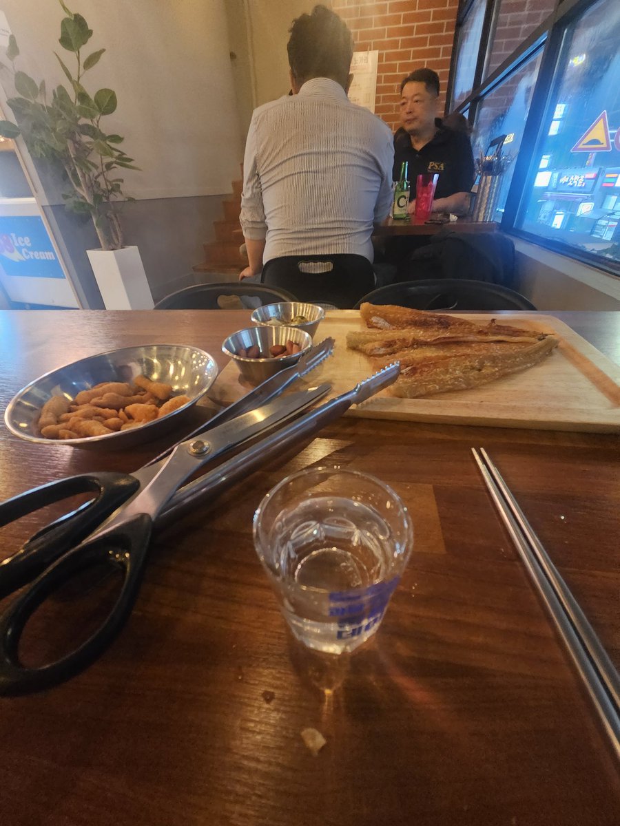 부산 출장와서 술한잔하고
다 숙소들어가고 혼자 한잔하는데
간만에 혼술하니 좋네요