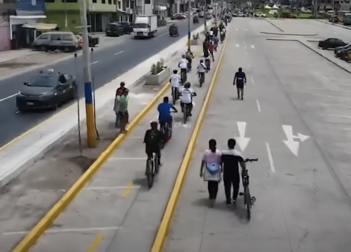 Einer der 'Radwege' in 'der Stadt Peru' (Svenja Schulze), in die hunderte Millionen Euro Deutsche Steuergelder geflossen sind. Mit ein bisschen Farbe wurde einfach eine bestehende Beton-Fläche überpinselt. Mich würde mal interessieren, wem die Bau-Unternehmen gehören, die den