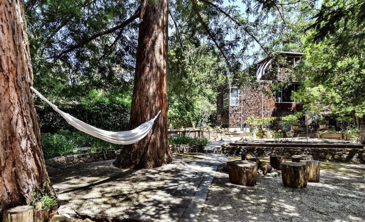 House with secret garden for sale in Sonoma, California 

Located an hour from San Francisco and 8 minutes from the Sonoma town square

On the market 5 hours

Listed at $749k